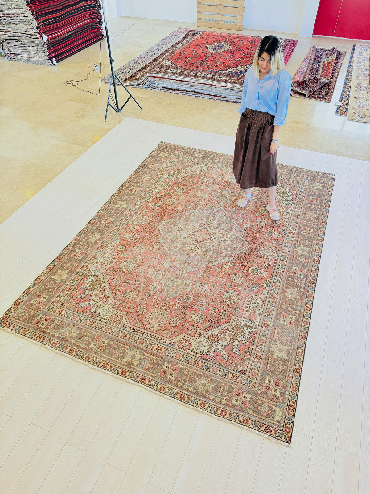 Antique Faded red Floral Rug – 10' 7" x 7' 9" (323 x 236 cm)