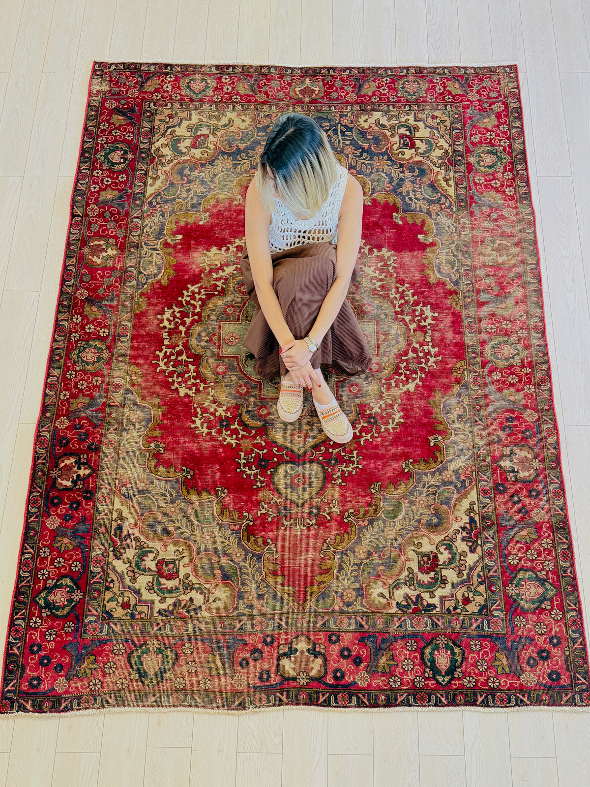 Antique Red Floral Rug – 9' 7" x 6' 4" (292 x 192 cm)