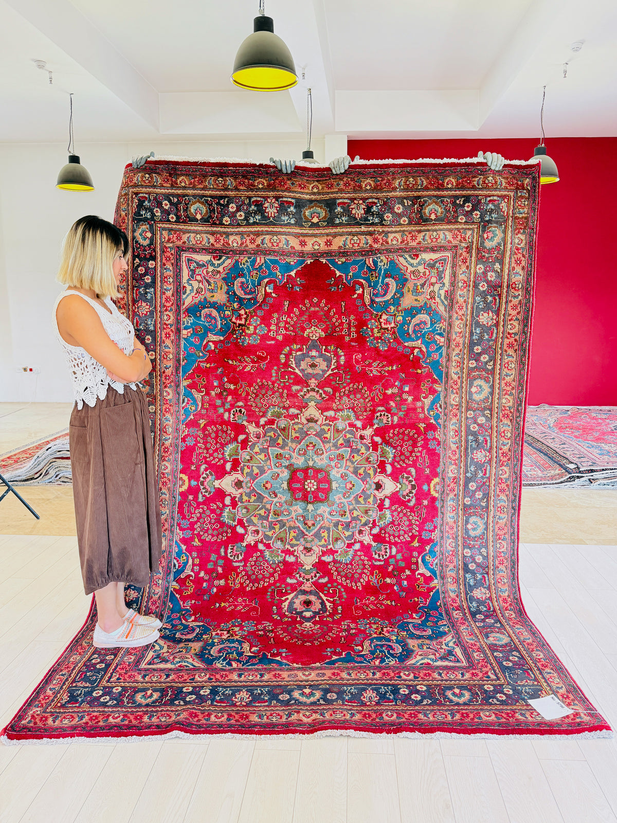 Antique Red Floral Rug – 9' 4" x 6' 4" (284 x 194 cm)