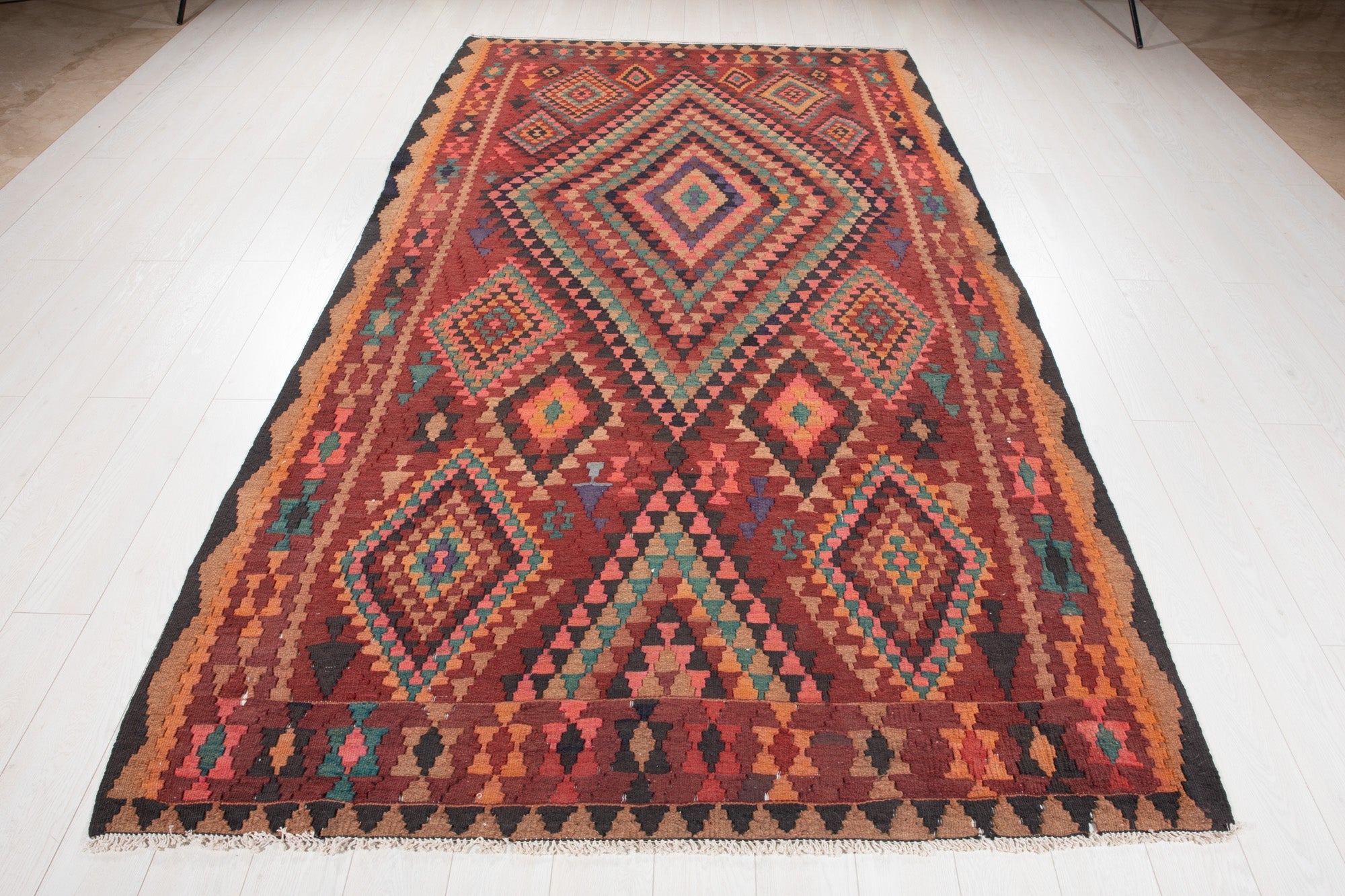 Full-length view of the Shiraz Persian kilim rug from the opposite end.