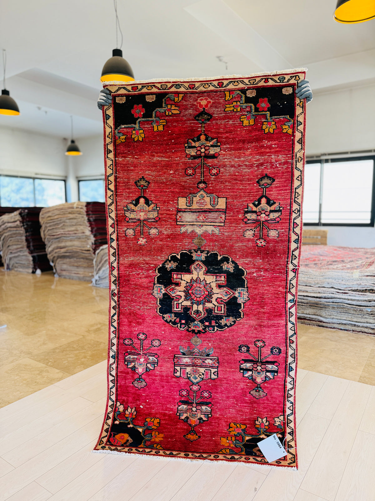 Tapis ancien en laine nouée à la main, rouge – 6' 6" x 3' 4" (198 x 102 cm)