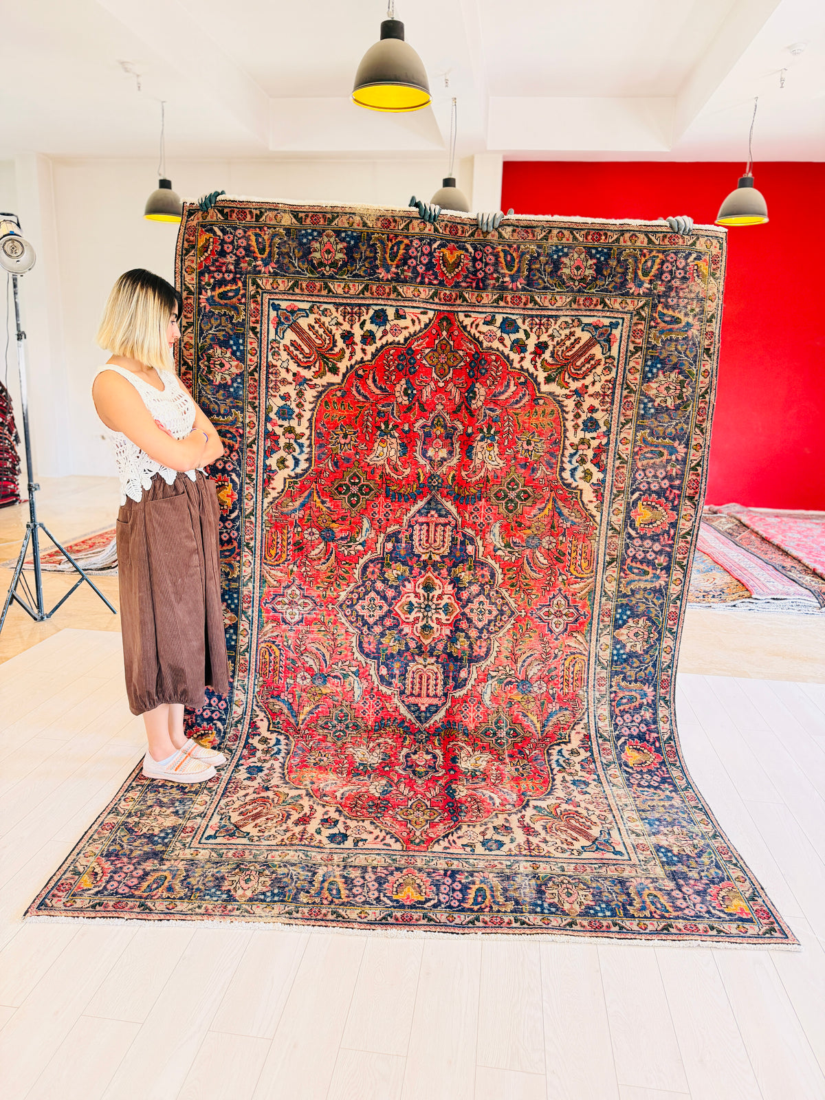 Vintage Red and Navy Blue Floral Rug – 9' 9" x 6' 7" (297 x 200 cm)