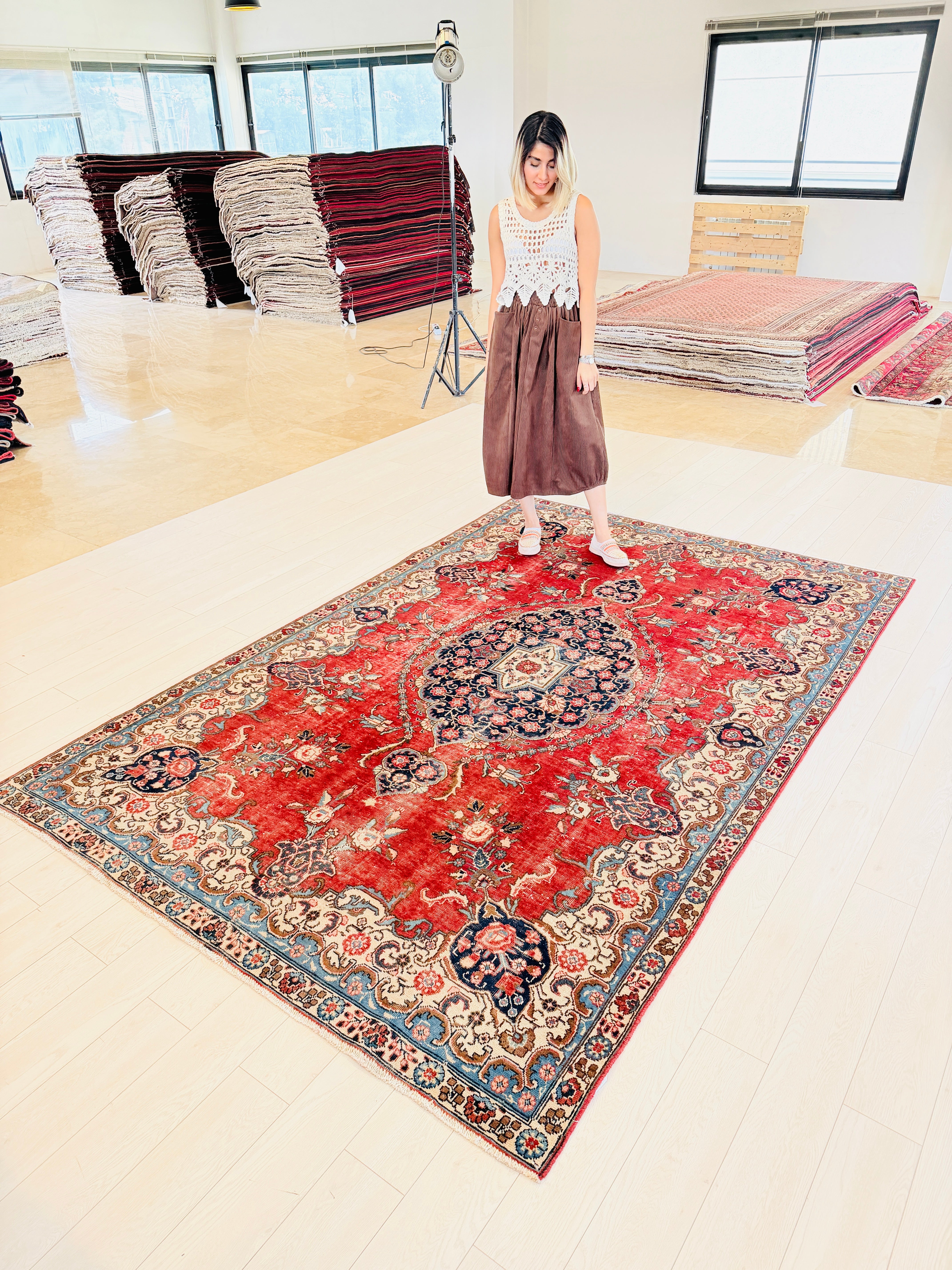 Vintage Red Floral Rug – 9' 3" x 6' 1" (282 x 185 cm)