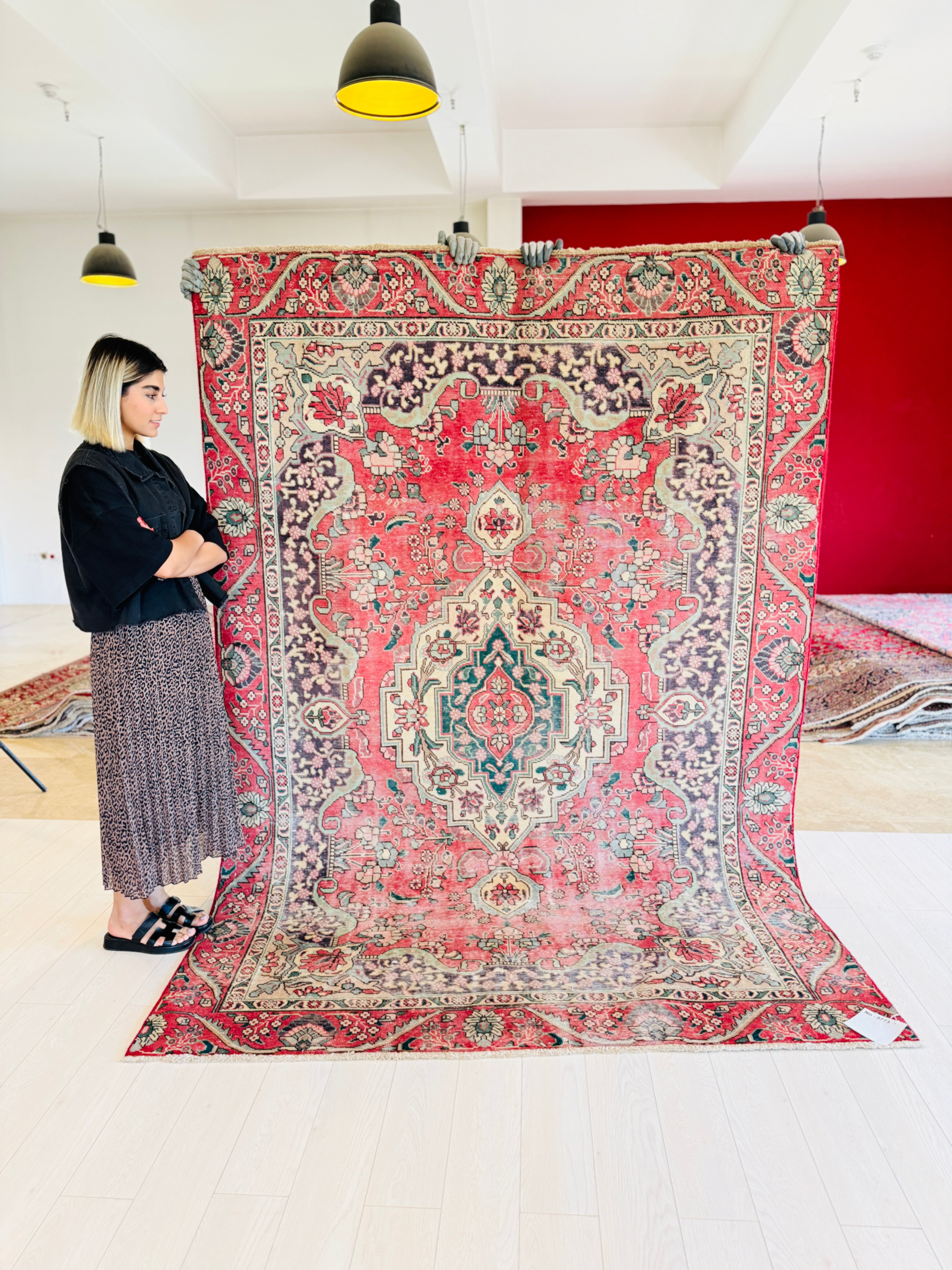 Vintage Faded pink-red and beige Traditional Rug – 8' 11" x 6' 1" (273 x 185 cm)