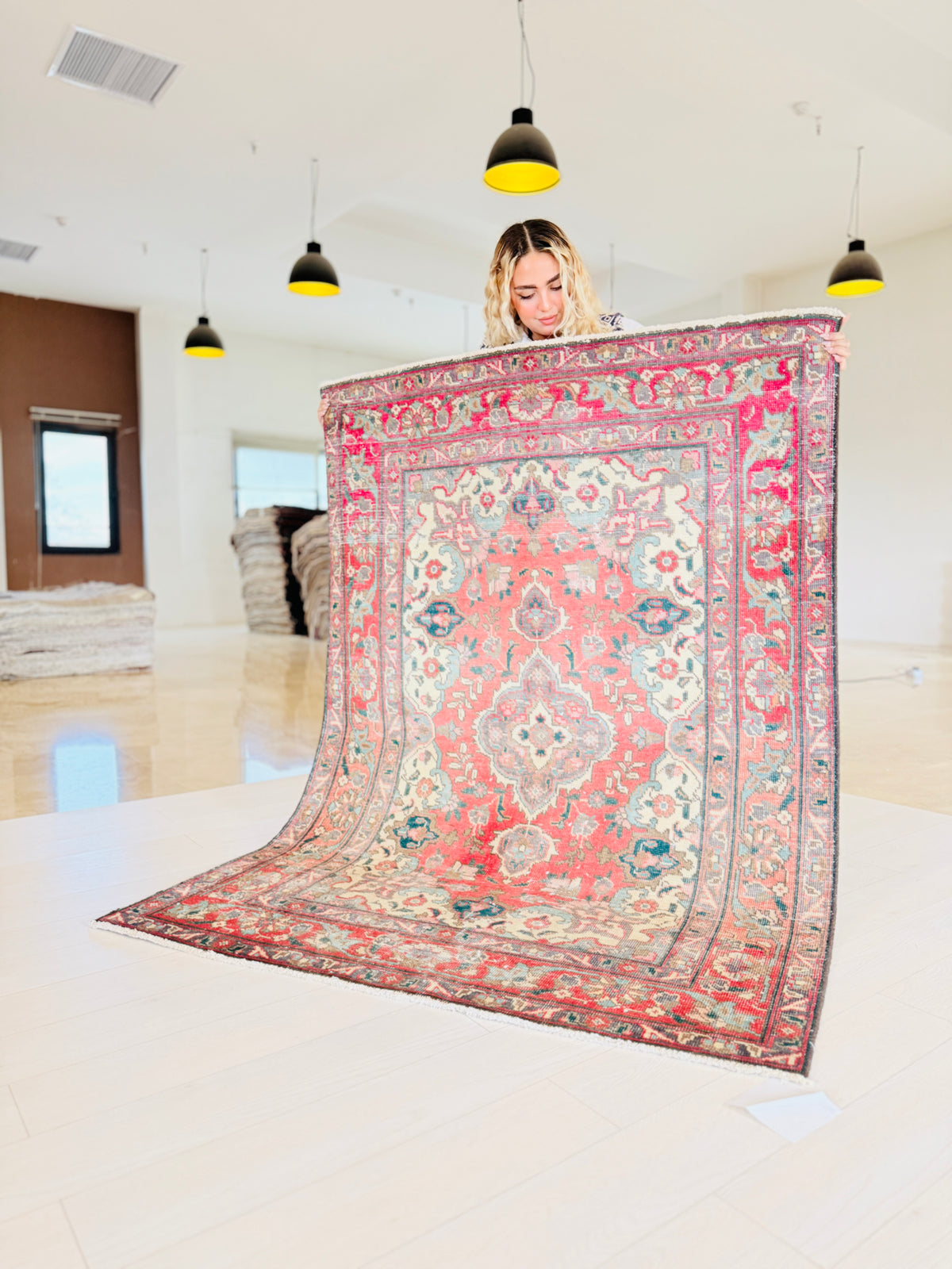 Vintage Faded Red Floral Medallion Area Rug – 6' 2" x 4' 5" (187 x 134 cm)