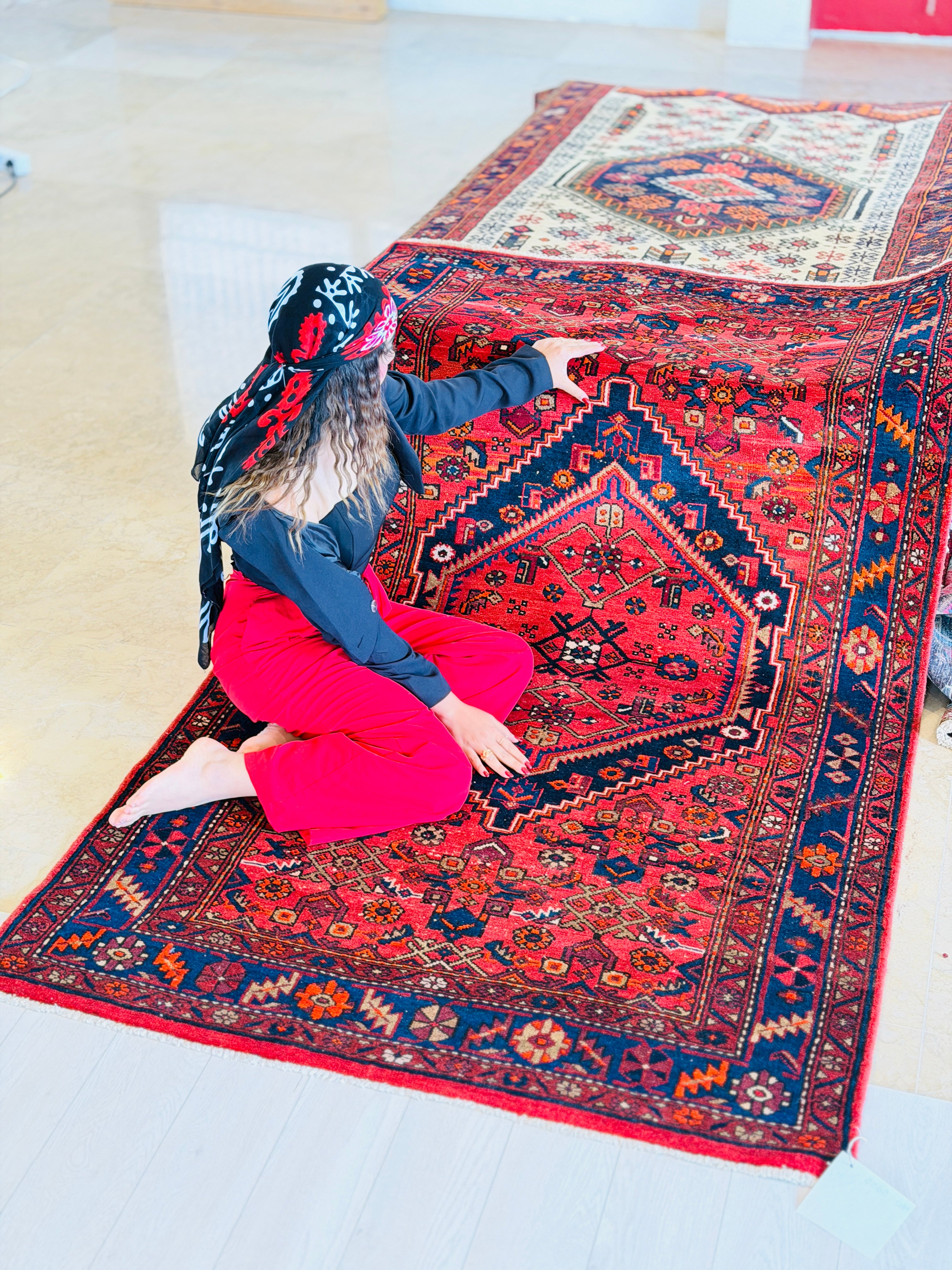 Vintage Red, Navy Blue Central Medallion Area Rug – 7' 3" x 4' 2" (221 x 128 cm)
