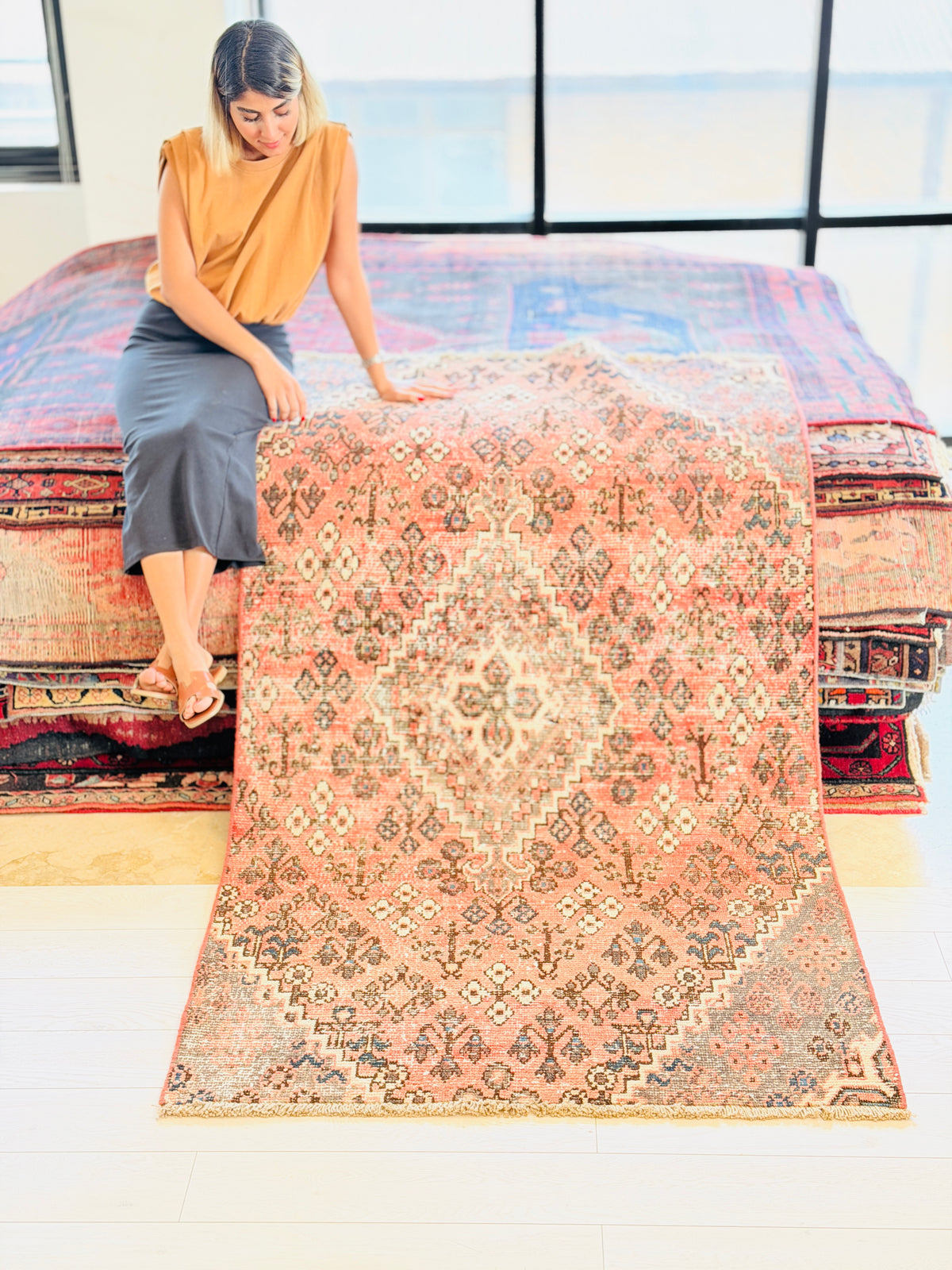 Tapis ancien rouge à motif géométrique intégral – 7' 0" x 3' 10" (214 x 117 cm)