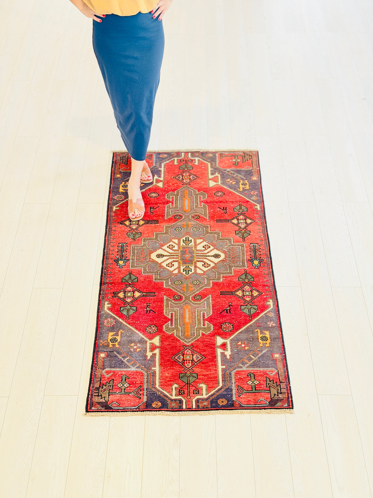 Tapis semi-ancien rouge à médaillon géométrique – 5' 9" x 2' 10" (174 x 86 cm)