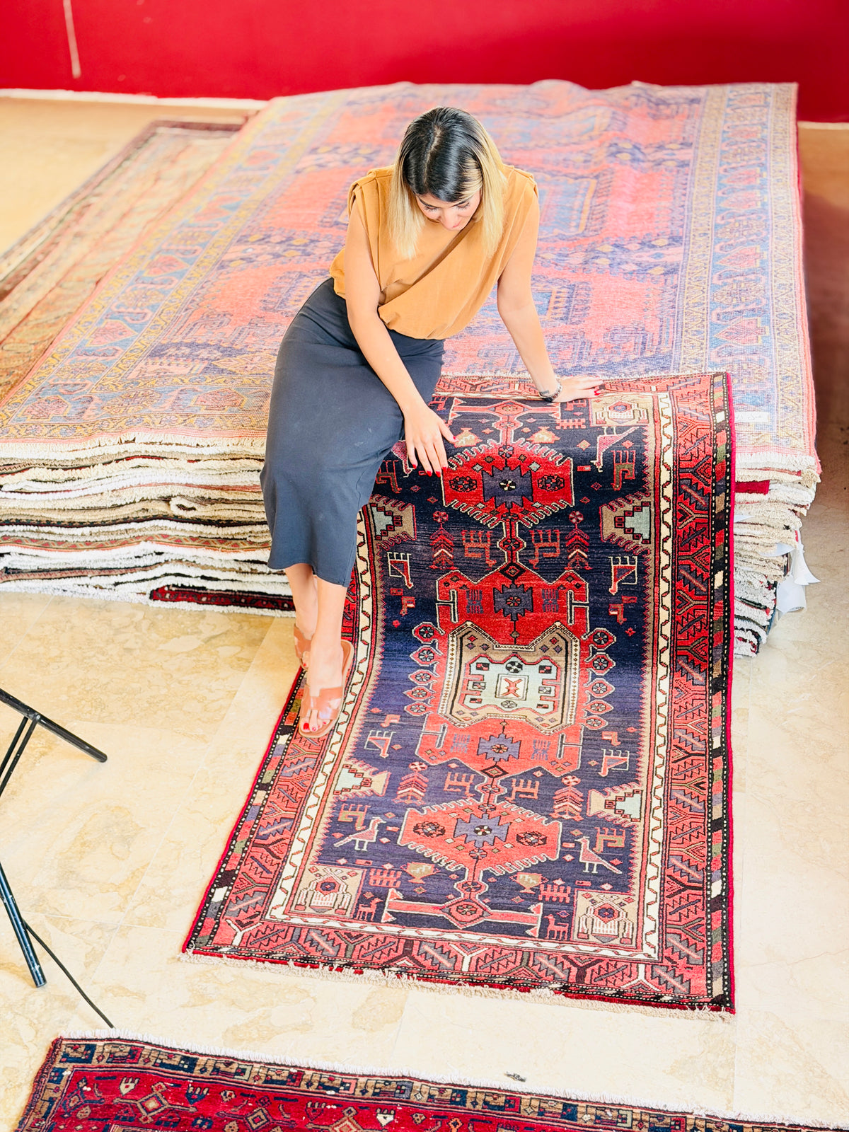 Tapis vintage bleu marine et rouge à motif figuratif Animal et à motif géométrique – 6' 3" x 3' 5" (190 x 104 cm)