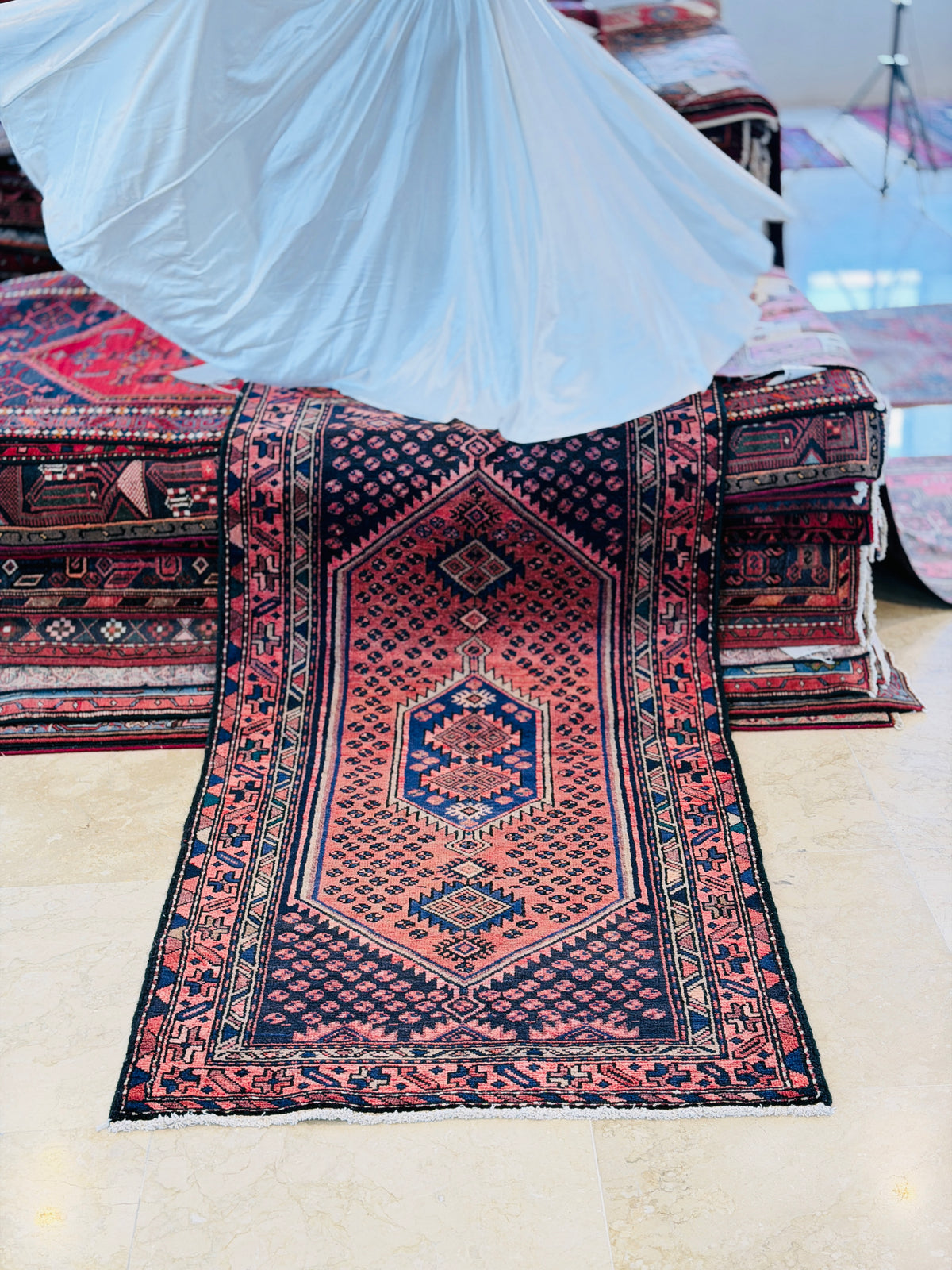Tapis vintage rouge rouille et bleu marine à médaillon losangé – 6' 7" x 3' 3" (201 x 100 cm)