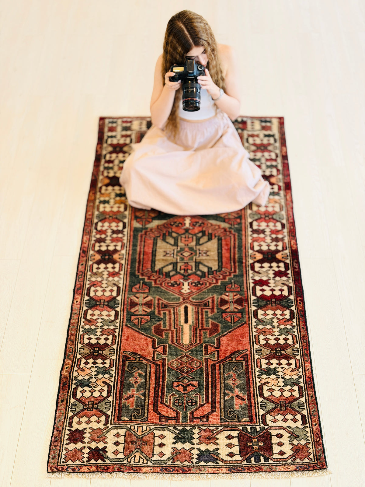 Tapis vintage délavé rouge à médaillon géométrique – 6' 8" x 3' 5" (204 x 104 cm)