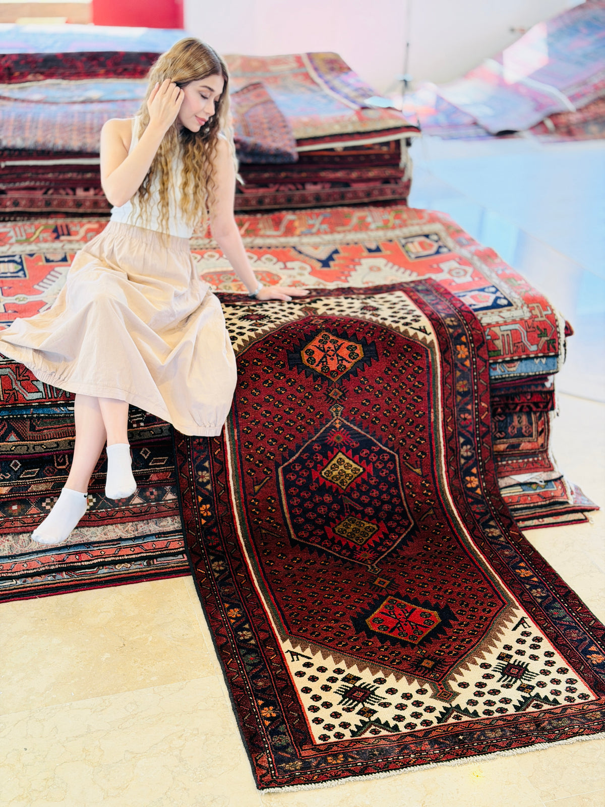 Tapis vintage rouge rouille et bleu marine à médaillon losangé – 6' 6" x 3' 5" (198 x 104 cm)