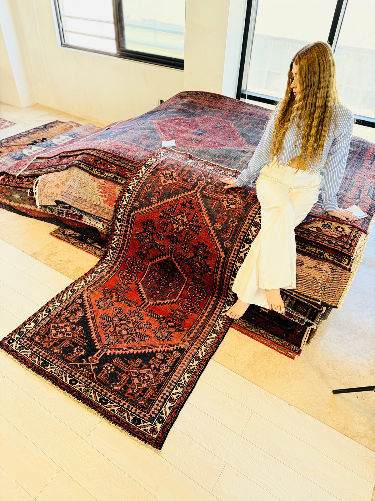 Tapis vintage rouge et bleu marine à double médaillon géométrique – 6' 6" x 3' 8" (198 x 111 cm)