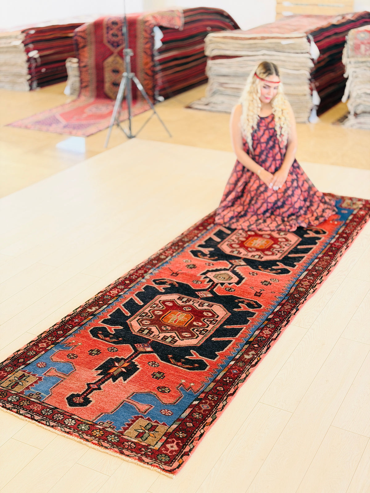 Vintage Figurative Runner Rug, Coral Red & Navy – 9' 7" x 3' 3" (291 x 98 cm)