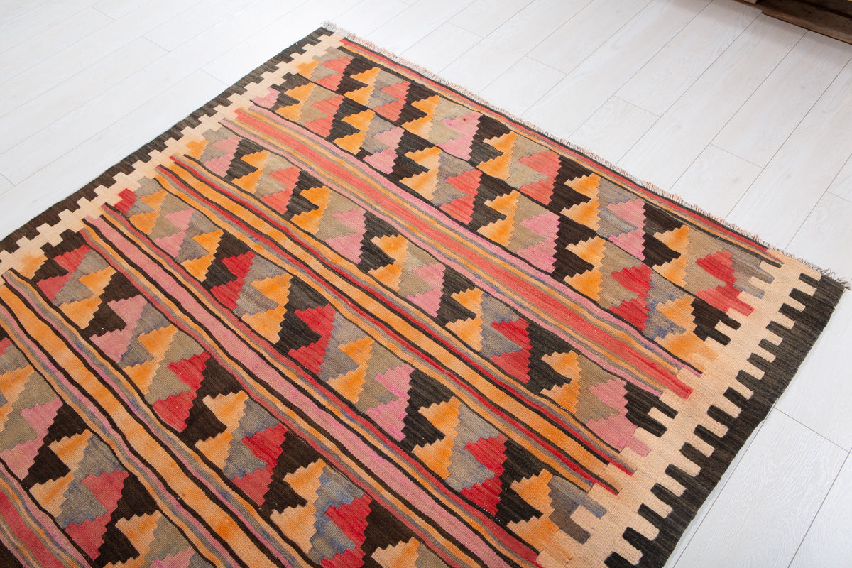 Vintage Multicolour Handwoven Kilim – 7' 7" x 5' 2" (231 x 158 cm)