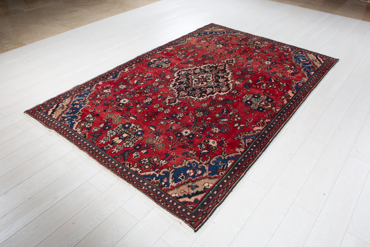 Vintage Red Hand-Knotted Wool Rug – 8' 4" x 5' 5" (253 x 165 cm)
