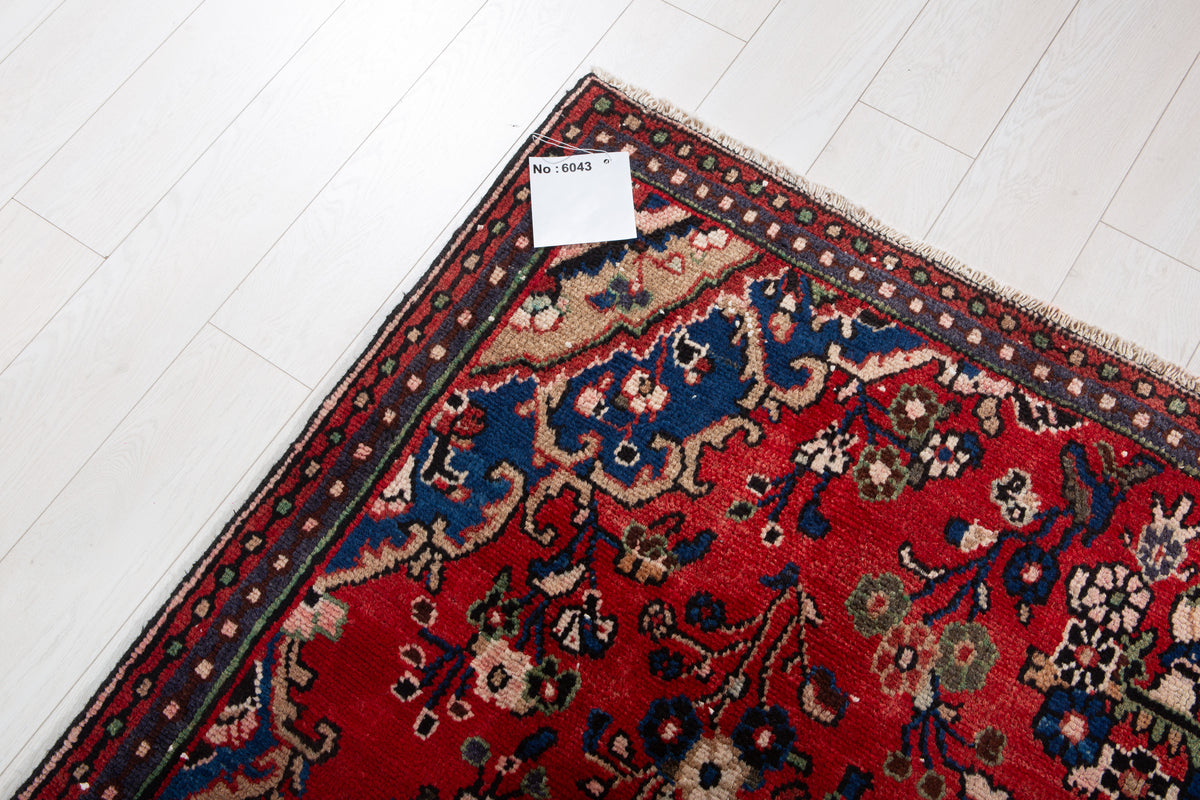 Vintage Red Hand-Knotted Wool Rug – 8' 4" x 5' 5" (253 x 165 cm)