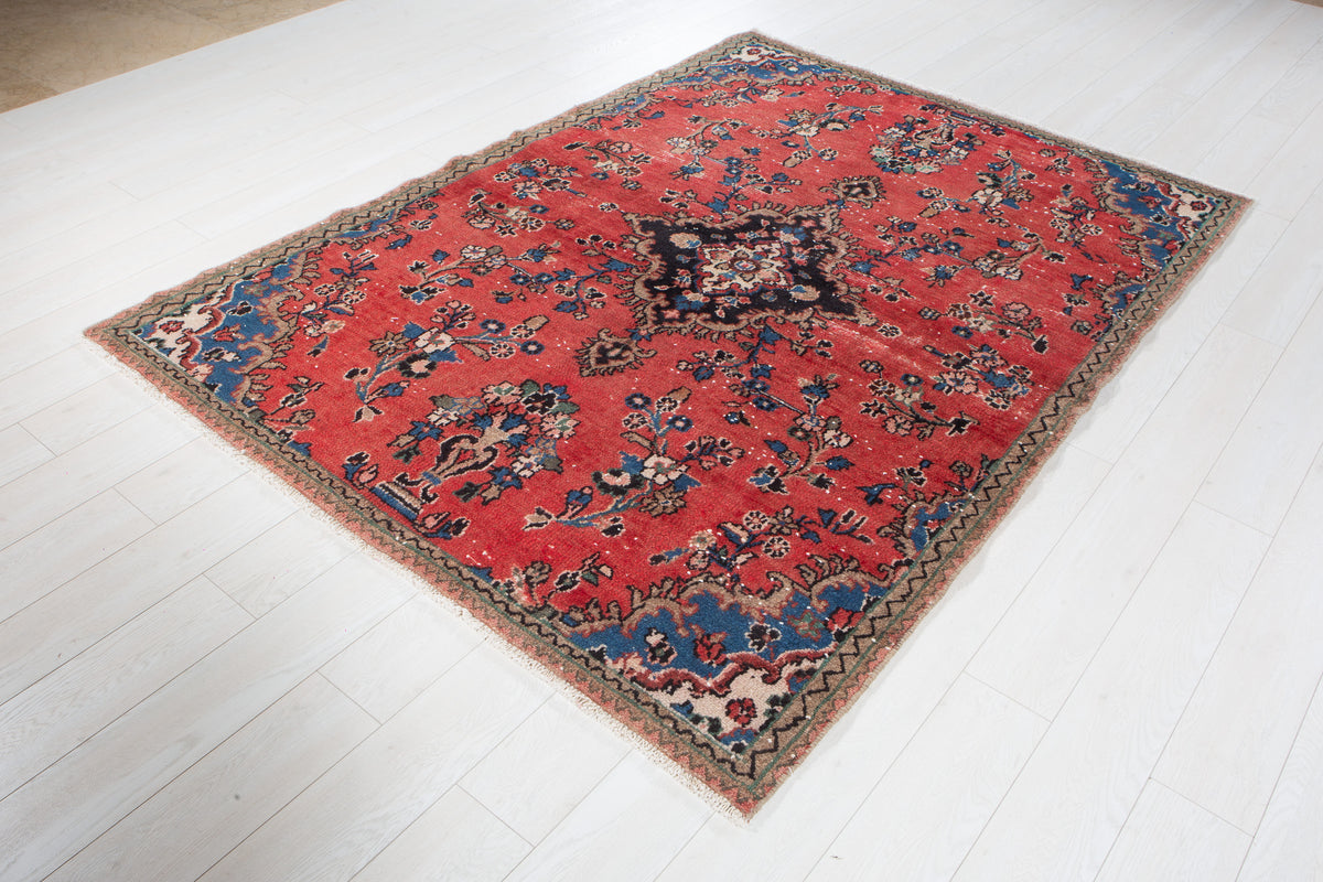 Vintage Red Hand-Knotted Wool Rug – 7' 4" x 5' 5" (224 x 164 cm)