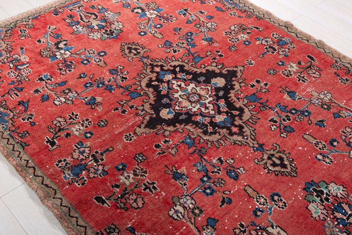 Vintage Red Hand-Knotted Wool Rug – 7' 4" x 5' 5" (224 x 164 cm)