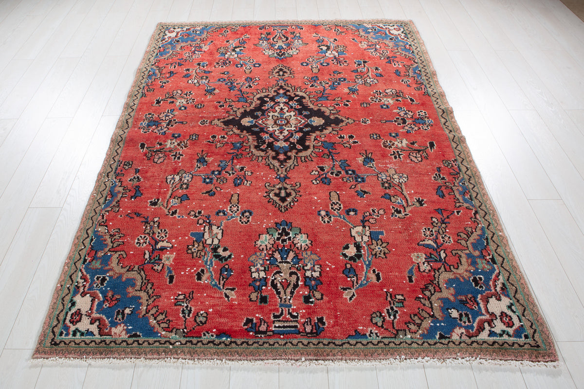 Vintage Red Hand-Knotted Wool Rug – 7' 4" x 5' 5" (224 x 164 cm)