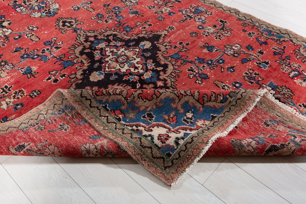 Vintage Red Hand-Knotted Wool Rug – 7' 4" x 5' 5" (224 x 164 cm)