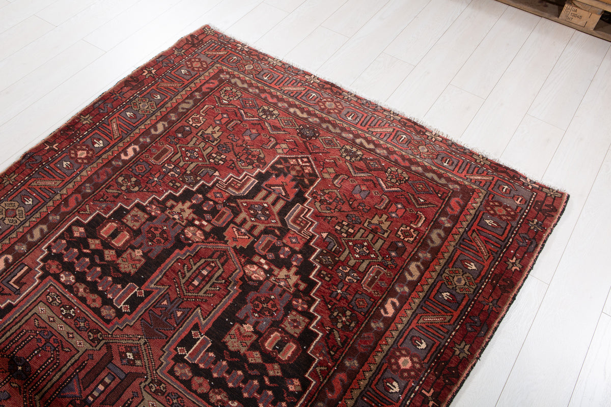 Vintage Red & Black Hand-Knotted Wool Rug – 9' 4" x 4' 10" (285 x 148 cm)