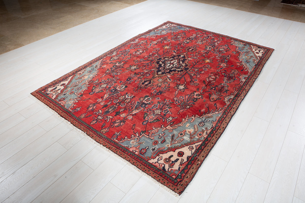 Vintage Red Hand-Knotted Wool Rug – 8' 6" x 5' 10" (260 x 178 cm)
