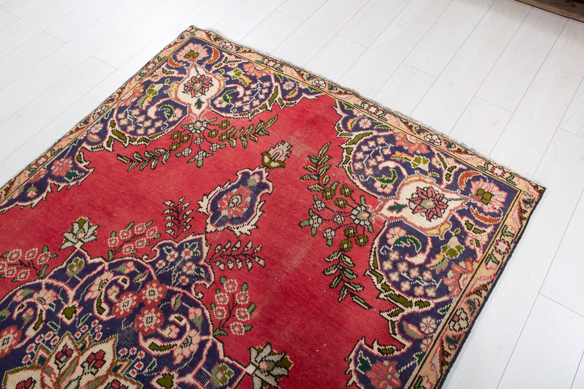 Vintage Red Hand-Knotted Wool Rug – 8' 3" x 4' 6" (251 x 136 cm)