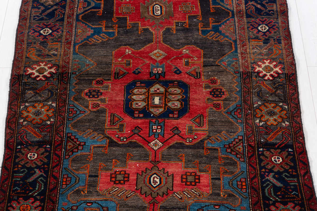Tapis ancien en laine nouée à la main, noir charbon et rouge – 6' 0" x 4' 3" (182 x 130 cm)