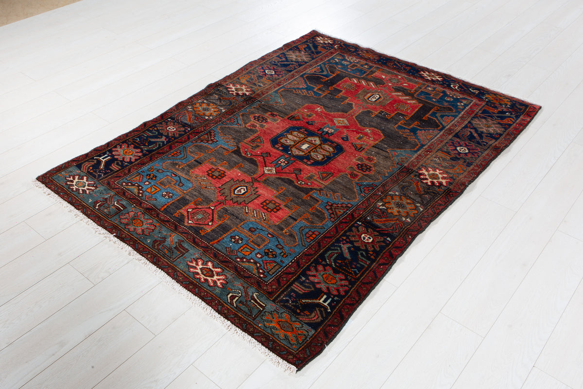 Tapis ancien en laine nouée à la main, noir charbon et rouge – 6' 0" x 4' 3" (182 x 130 cm)