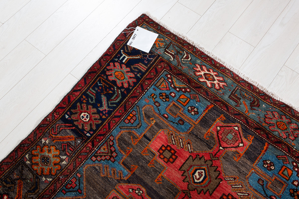 Tapis ancien en laine nouée à la main, noir charbon et rouge – 6' 0" x 4' 3" (182 x 130 cm)