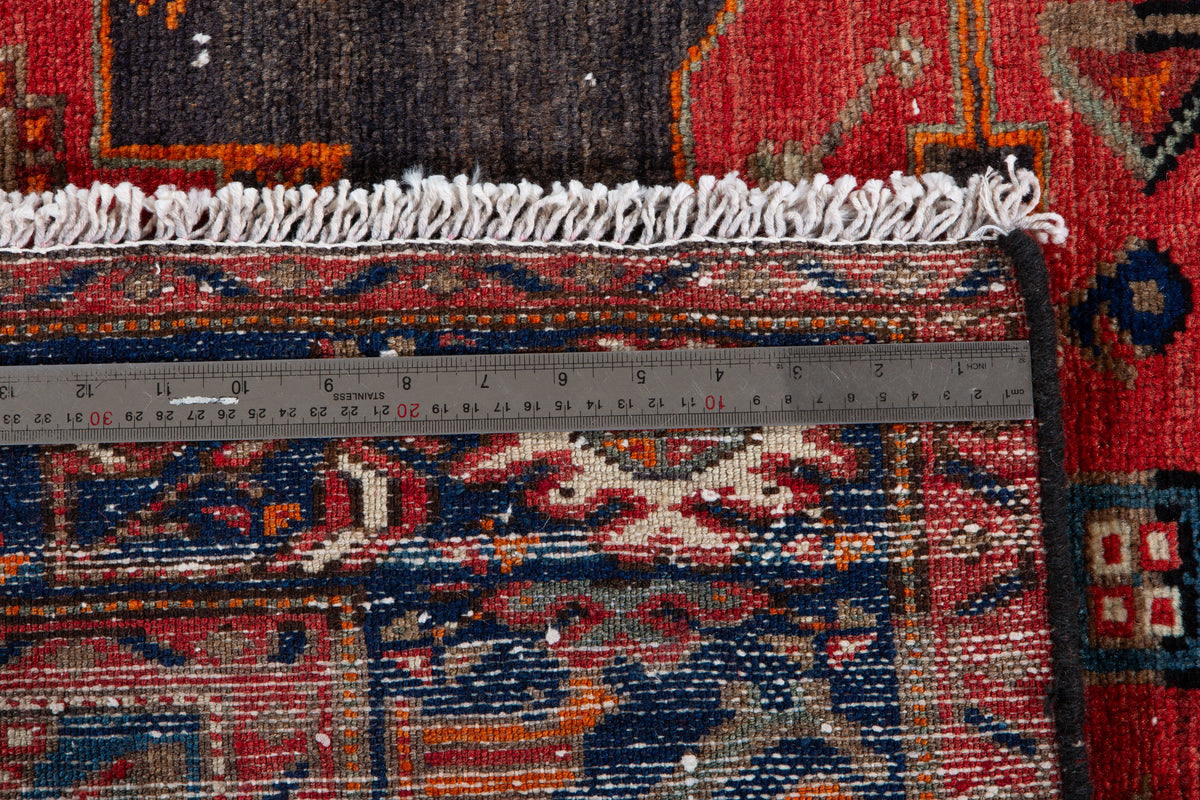 Tapis ancien en laine nouée à la main, noir charbon et rouge – 6' 0" x 4' 3" (182 x 130 cm)