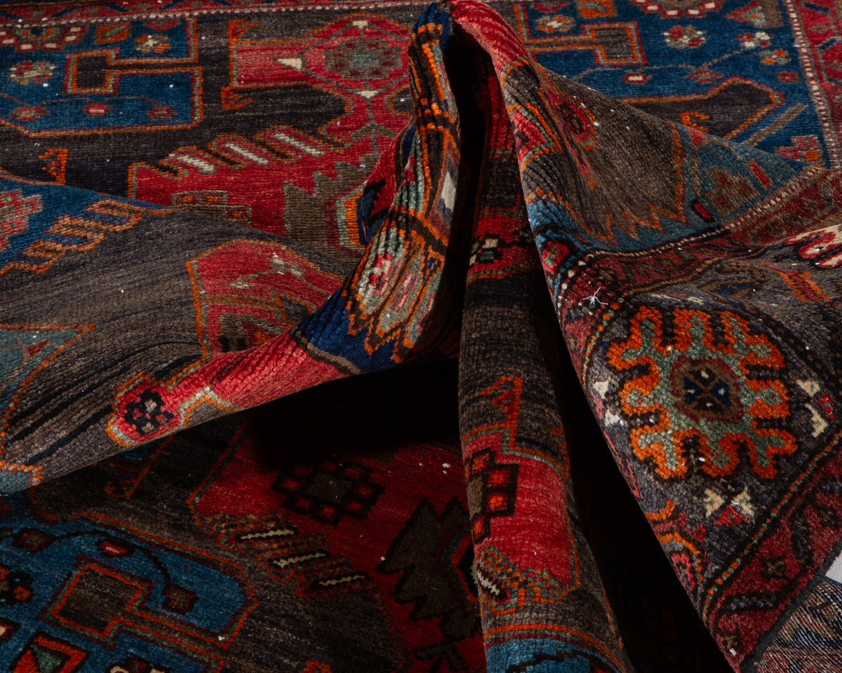 Tapis ancien en laine nouée à la main, noir charbon et rouge – 6' 0" x 4' 3" (182 x 130 cm)