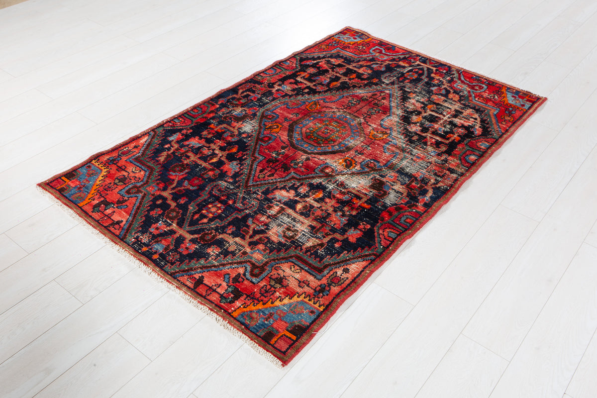Tapis ancien en laine nouée à la main, bleu marine et rouge – 6' 1" x 3' 8" (185 x 112 cm)