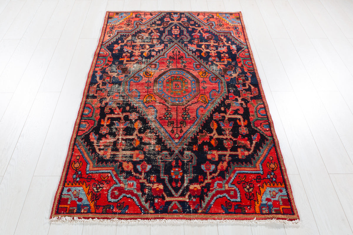 Tapis ancien en laine nouée à la main, bleu marine et rouge – 6' 1" x 3' 8" (185 x 112 cm)