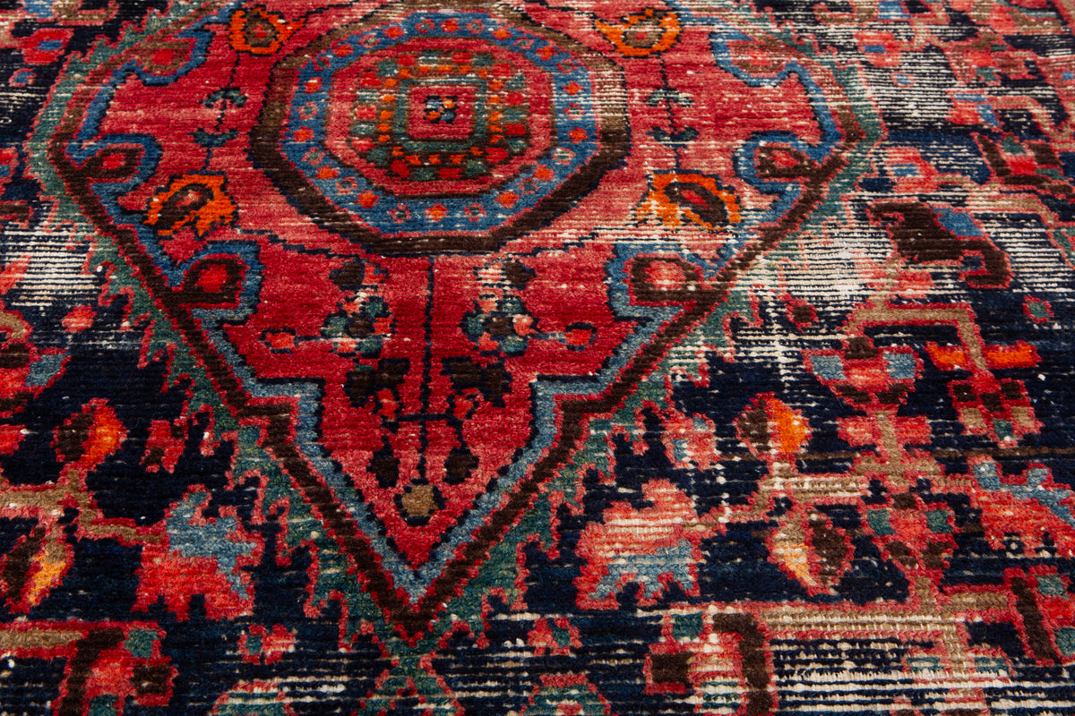 Tapis ancien en laine nouée à la main, bleu marine et rouge – 6' 1" x 3' 8" (185 x 112 cm)