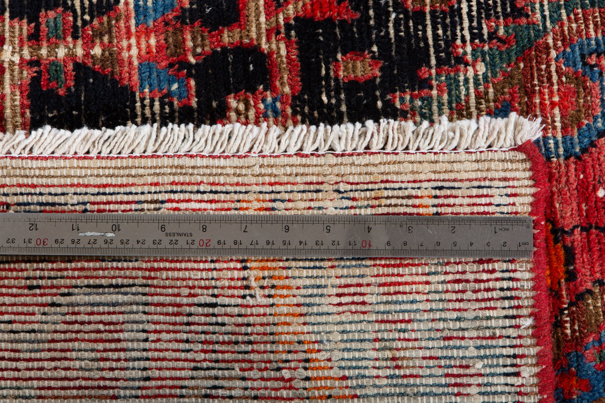 Tapis ancien en laine nouée à la main, bleu marine et rouge – 6' 1" x 3' 8" (185 x 112 cm)