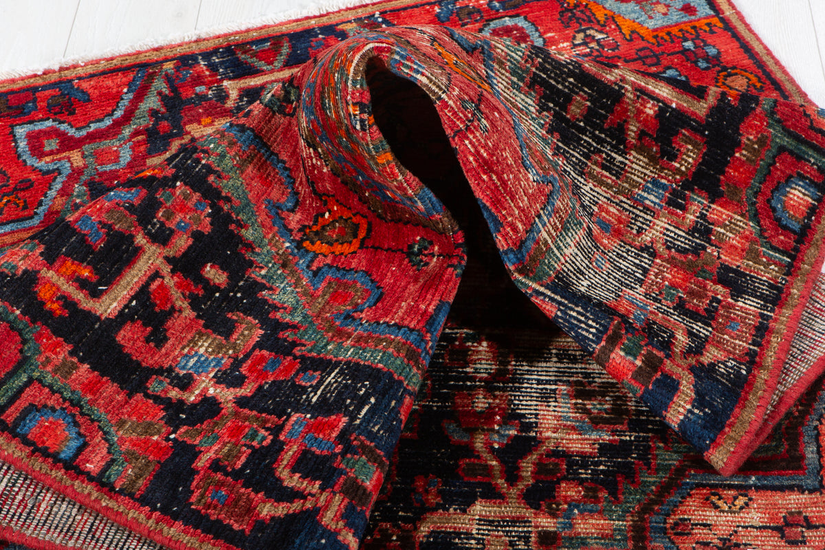 Tapis ancien en laine nouée à la main, bleu marine et rouge – 6' 1" x 3' 8" (185 x 112 cm)