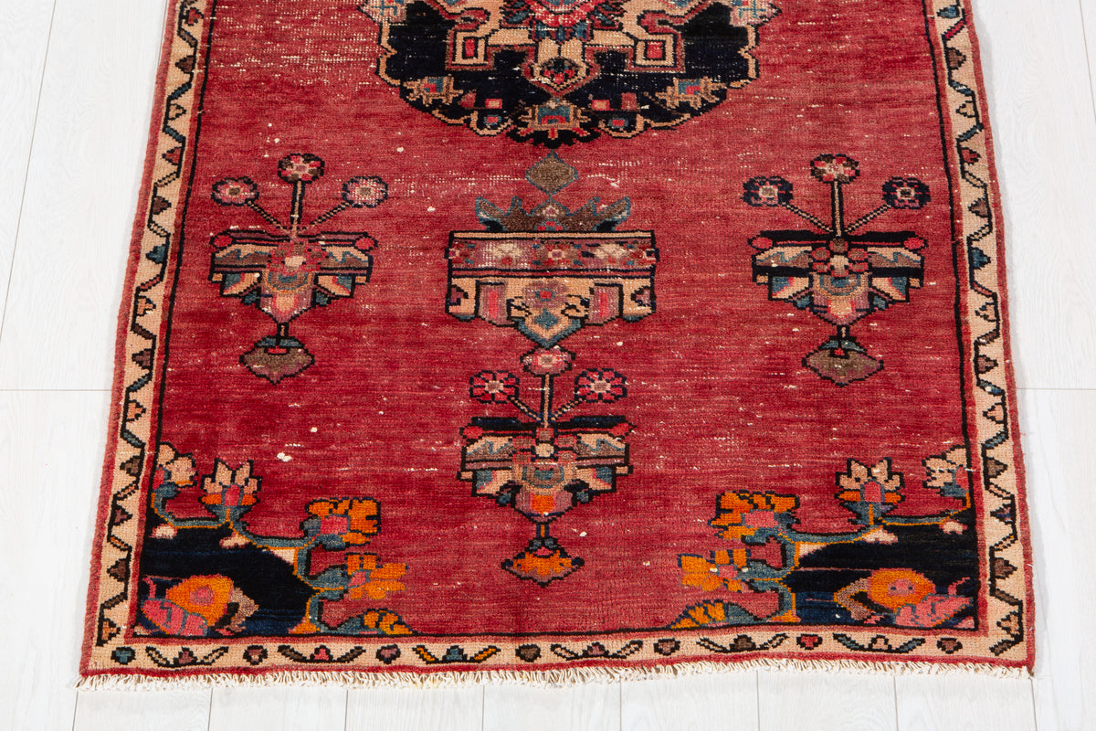 Tapis ancien en laine nouée à la main, rouge – 6' 6" x 3' 4" (198 x 102 cm)