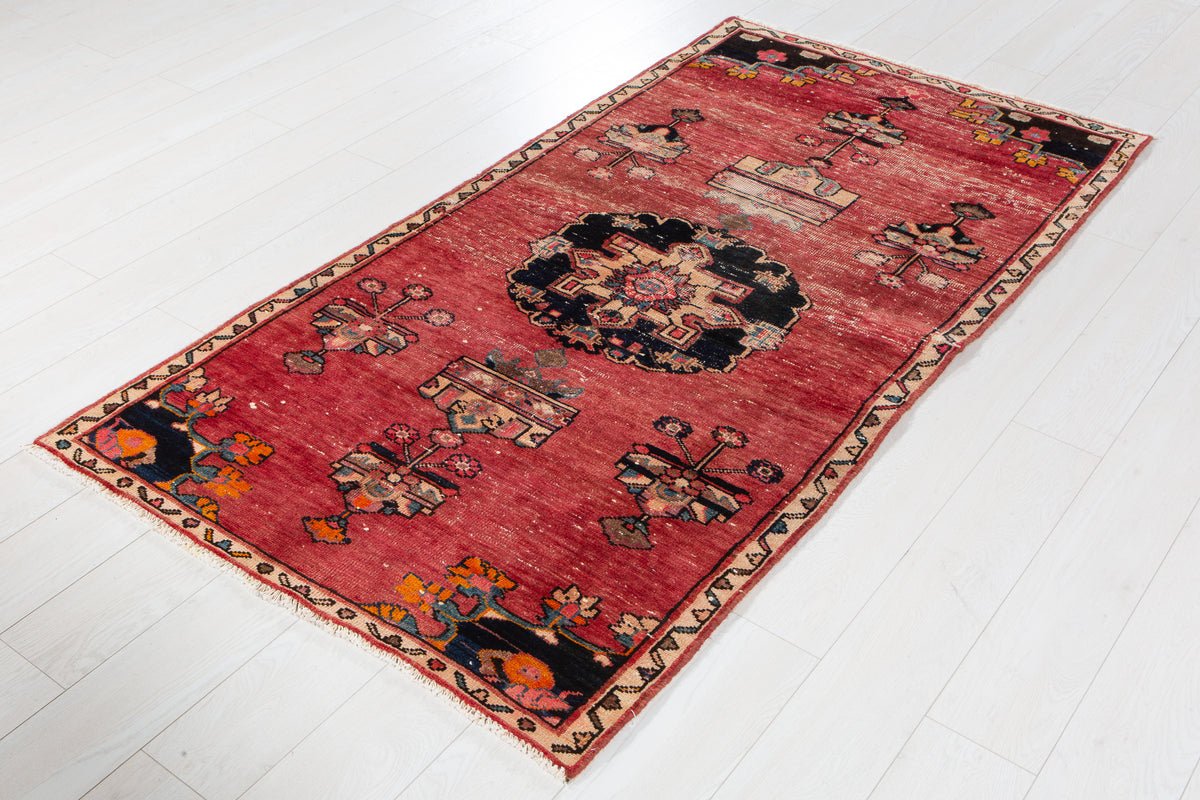 Tapis ancien en laine nouée à la main, rouge – 6' 6" x 3' 4" (198 x 102 cm)