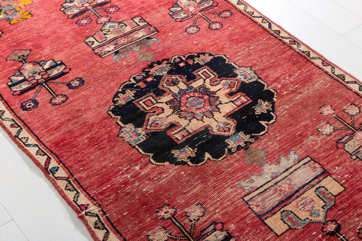 Tapis ancien en laine nouée à la main, rouge – 6' 6" x 3' 4" (198 x 102 cm)