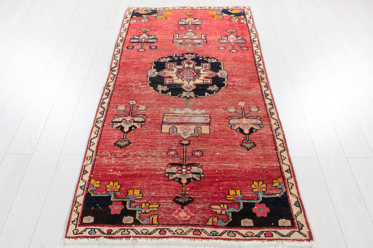 Tapis ancien en laine nouée à la main, rouge – 6' 6" x 3' 4" (198 x 102 cm)