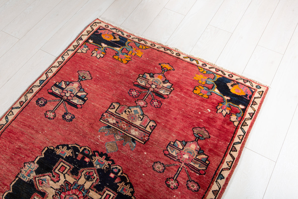 Tapis ancien en laine nouée à la main, rouge – 6' 6" x 3' 4" (198 x 102 cm)