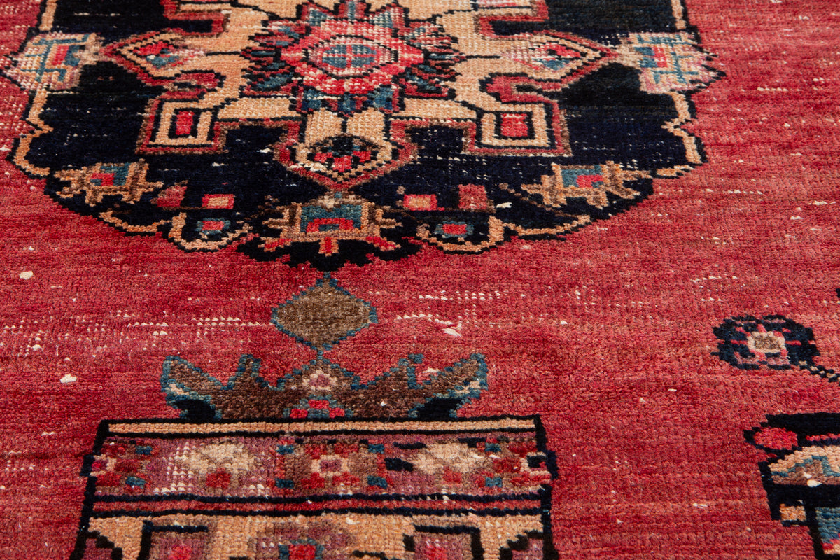 Tapis ancien en laine nouée à la main, rouge – 6' 6" x 3' 4" (198 x 102 cm)