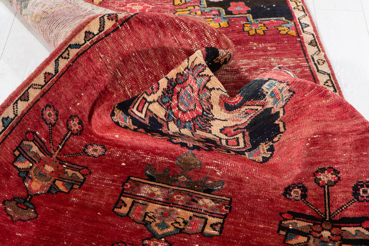 Tapis ancien en laine nouée à la main, rouge – 6' 6" x 3' 4" (198 x 102 cm)