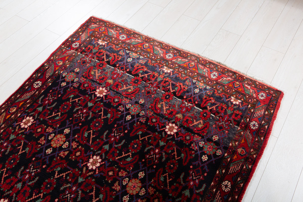 Tapis ancien en laine nouée à la main, bleu marine – 6' 11" x 4' 3" (212 x 130 cm)