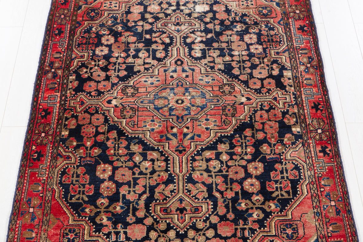 Tapis ancien en laine nouée à la main, bleu marine et rouge – 6' 2" x 4' 3" (188 x 129 cm)