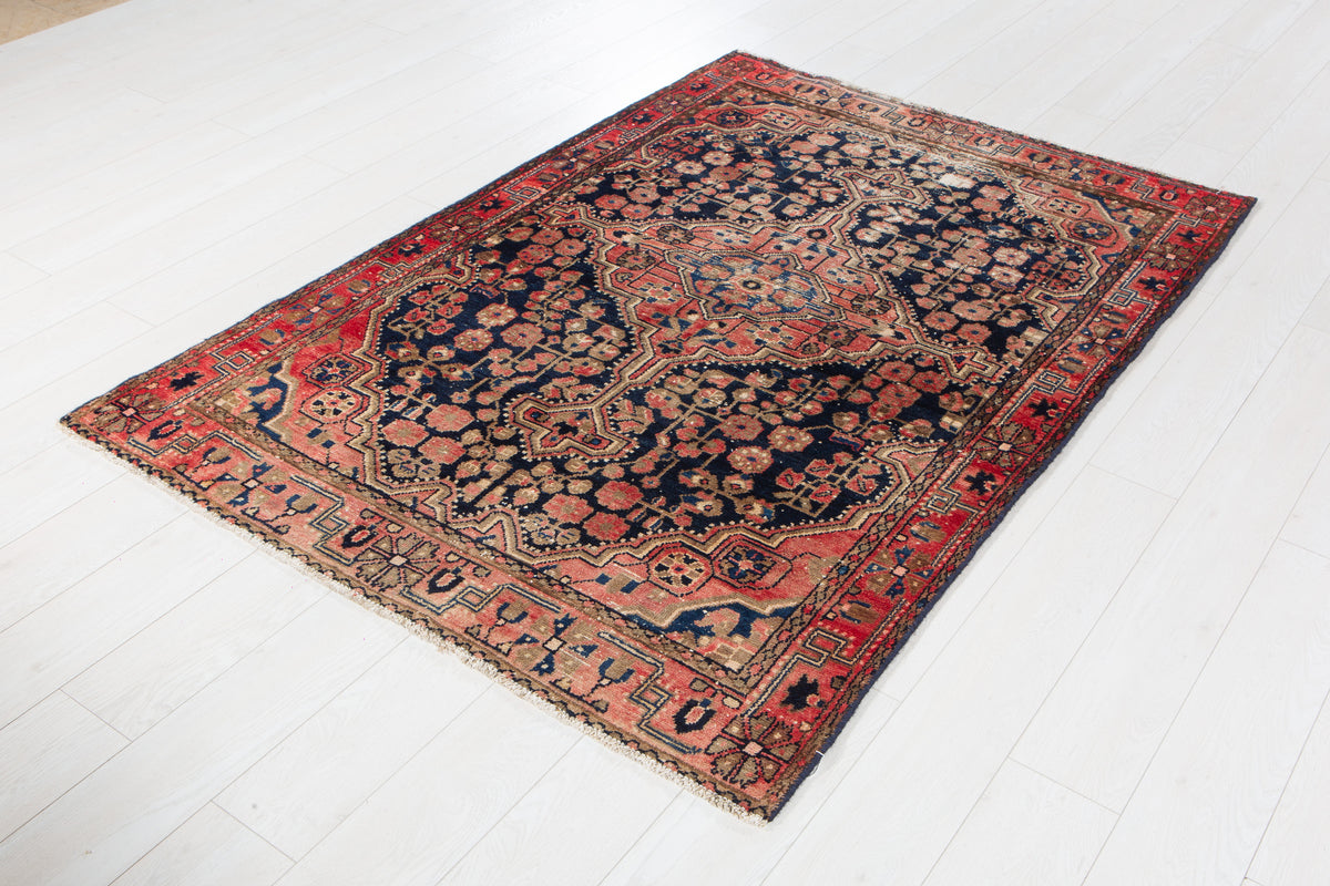 Tapis ancien en laine nouée à la main, bleu marine et rouge – 6' 2" x 4' 3" (188 x 129 cm)
