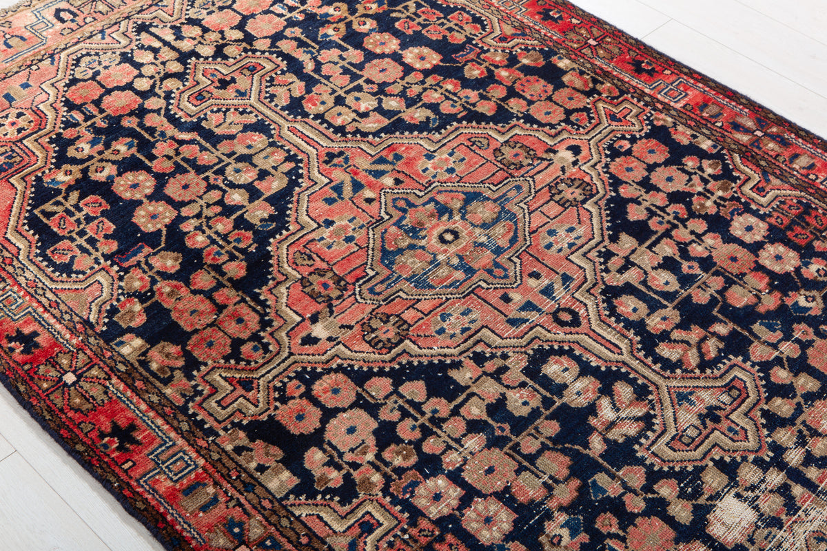 Tapis ancien en laine nouée à la main, bleu marine et rouge – 6' 2" x 4' 3" (188 x 129 cm)