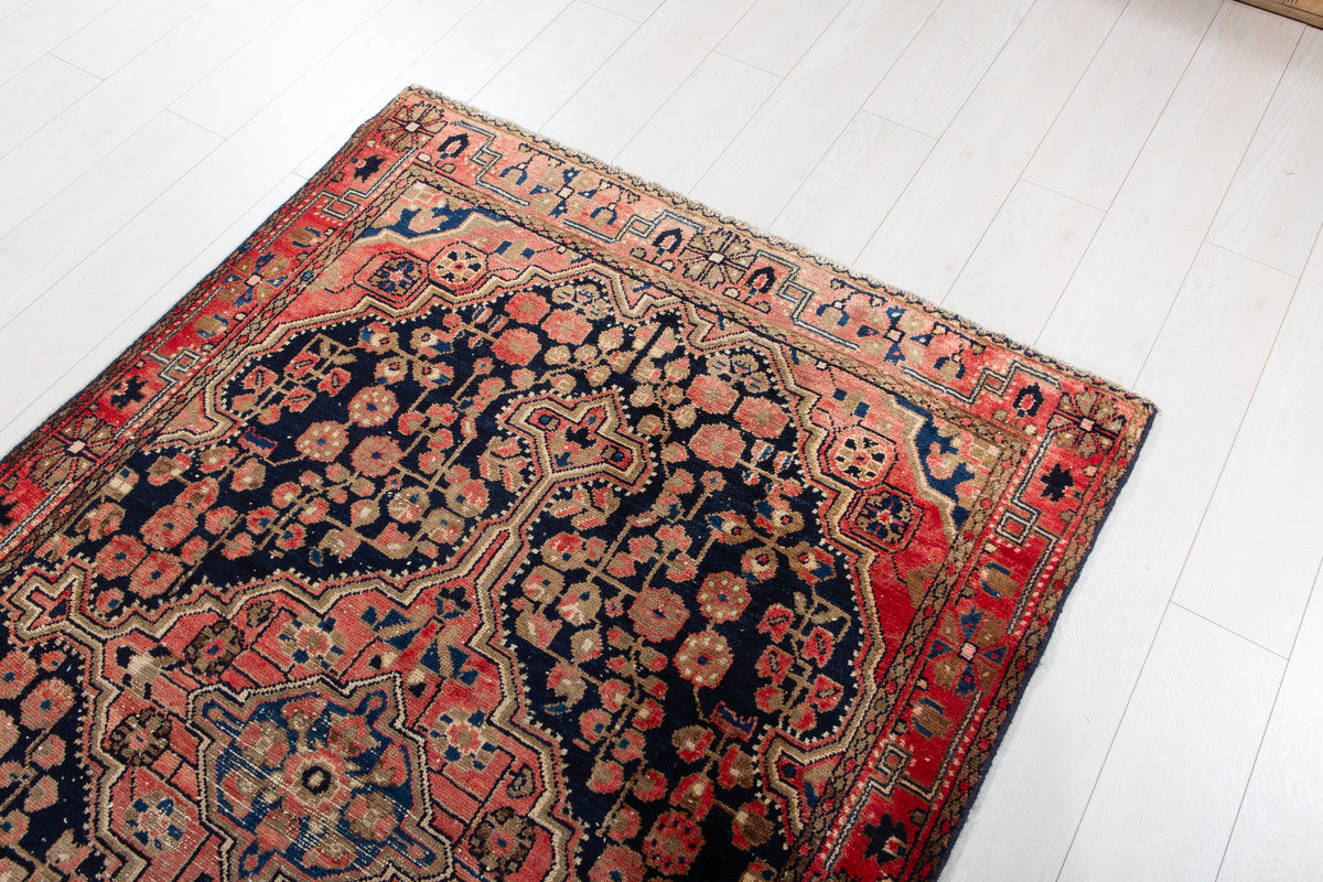 Tapis ancien en laine nouée à la main, bleu marine et rouge – 6' 2" x 4' 3" (188 x 129 cm)